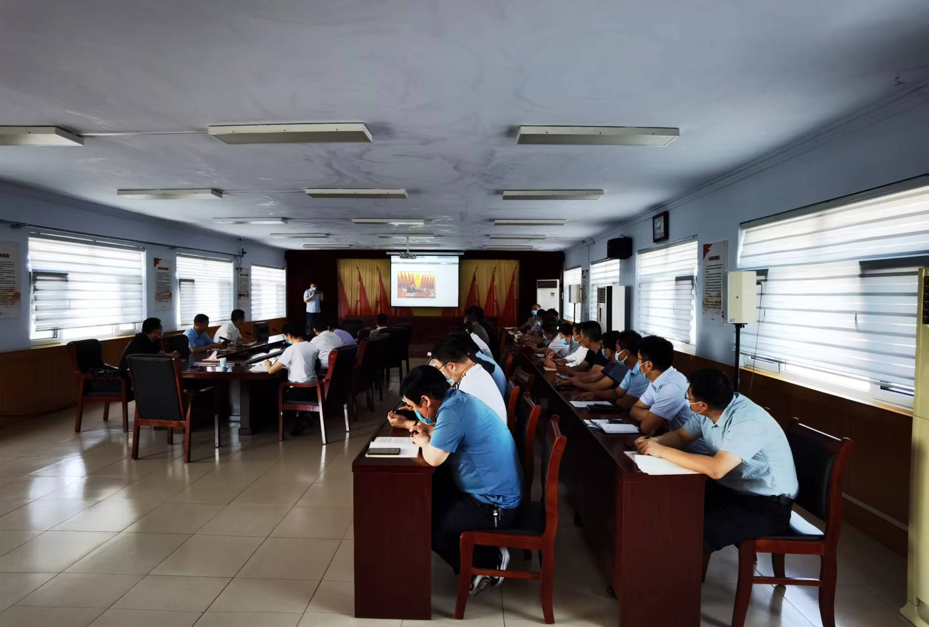 党员集团学习 - 副本.jpg 党员集团学习 - 副本.jpg